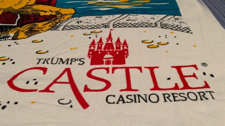 朝食まえに雑談に挑戦。カジノ・リゾートのご当地タオルケットを眺めながら。Beach towel from Trump’s Castle Casino in Atlantic City, NJ